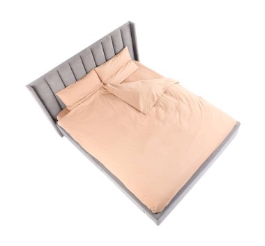 Temiz çarşafları olan büyük bir yatak, beyazın üstünde, manzaranın üstünde.