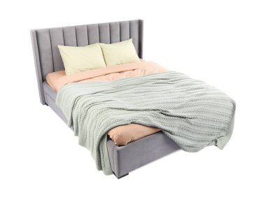 Beyaz çarşaflı büyük bir yatak.