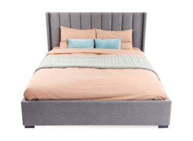 Beyaz çarşaflı büyük bir yatak.