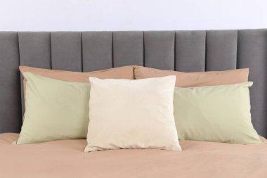 Beyaz çarşaflı büyük bir yatak.