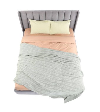 Temiz çarşafları olan büyük bir yatak, beyazın üstünde, manzaranın üstünde.