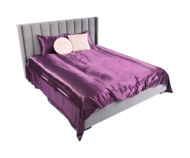 Beyaz çarşaflı büyük bir yatak.