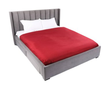 Beyaz çarşaflı büyük bir yatak.