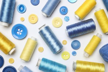 Beyaz zemin üzerinde dikiş malzemeleri ile düz bileşim yatıyordu