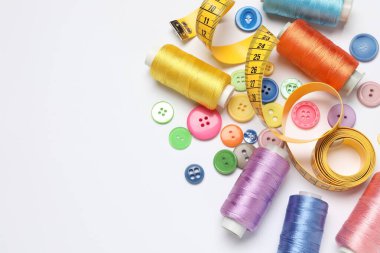 Düz kompozisyon ve beyaz arka planda dikiş malzemeleri vardı. Metin için boşluk