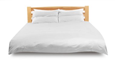 Beyaz çarşaflı büyük bir yatak.