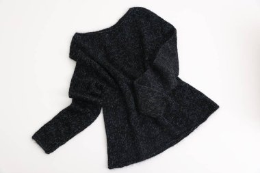 Siyah örülmüş süveter beyaz arka planda, üst manzara