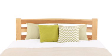 Beyaz çarşaflı büyük bir yatak.