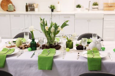 Paskalya kutlaması. Zarif bulaşık takımları ve çiçekli şenlik masası, yakın plan.