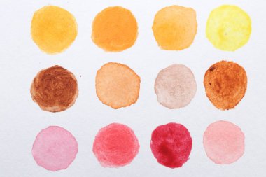 Beyaz kağıt üzerine boyanmış suluboya örnekleri, üst görünüm