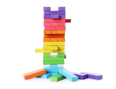 Beyaz üzerine izole edilmiş ahşap bloklardan yapılmış renkli kule