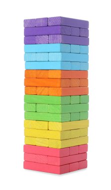 Beyaz üzerine izole edilmiş ahşap bloklardan yapılmış renkli kule