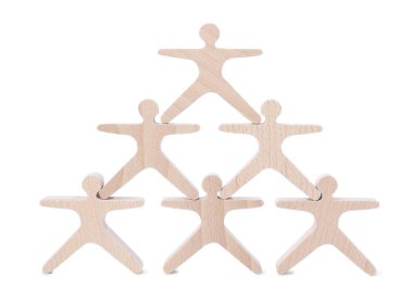 Tahta istiflenmiş akrobatlar beyazda izole edilmiş. Dengeleme oyunu