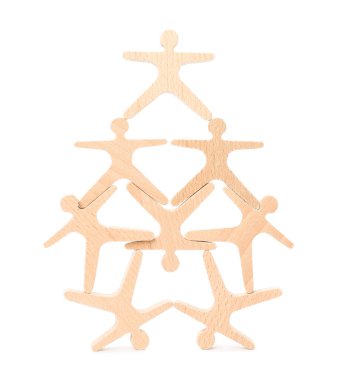 Tahta istiflenmiş akrobatlar beyazda izole edilmiş. Dengeleme oyunu