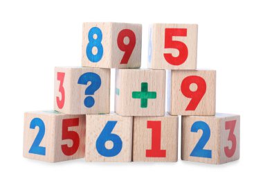 Beyaz üzerinde sayılar ve sembollerle izole edilmiş tahta küpler.