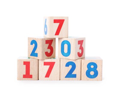 Ahşap küpleri beyaz izole numaraları ile