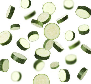 Kabak parçaları beyaz arka plana düşüyor. Taze sebze.