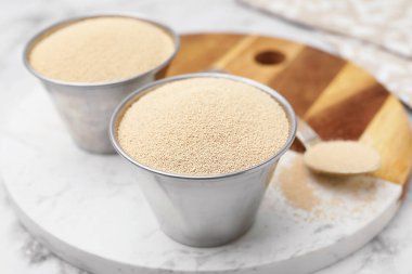 Beyaz mermer masada kuru maya, yakın plan.