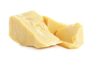 Doğal kakao yağı parçaları beyaza izole edilmiş.