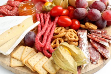 Masada lezzetli aperatifleri olan şarküteri tahtası, yakın plan.
