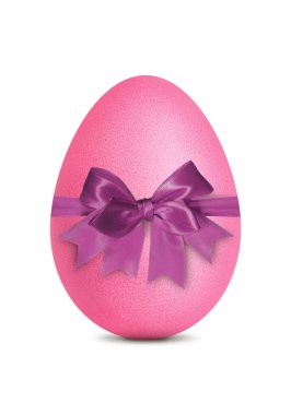 Pembe Paskalya yumurtası, beyaz yay ile izole edilmiş.