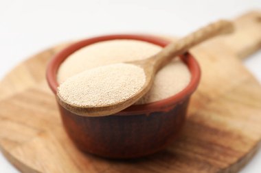 Kasede kuru maya, beyaz masada kaşık, yakın plan.