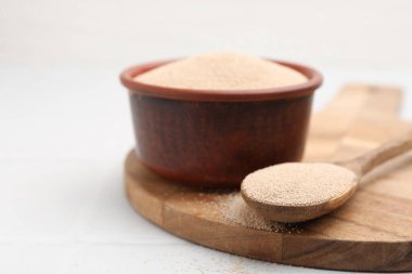 Kasede kuru maya, beyaz masada kaşık, yakın plan. Metin için boşluk