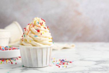 Beyaz mermer masaya serpiştirilmiş lezzetli kek, yakın plan. Metin için boşluk