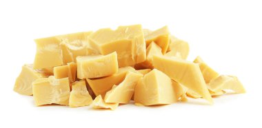 Doğal kakao yağı parçaları beyaza izole edilmiş.