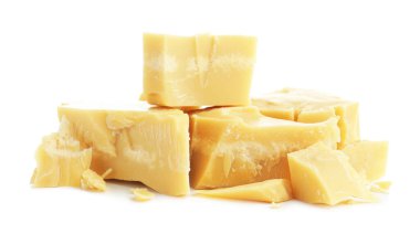 Doğal kakao yağı parçaları beyaza izole edilmiş.