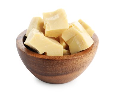 Kakao yağı parçaları beyaz kasede izole edilmiş.