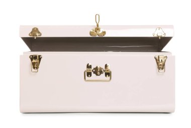 Boş bir bavul beyaza izole edilmiş.