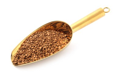 Kepçedeki anlık kahve beyaza izole edilmiş.