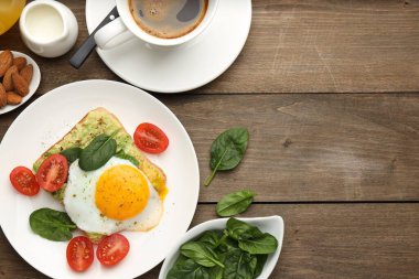 Tahta masada servis edilen avokado tostlu sağlıklı bir kahvaltı. Metin için boşluk