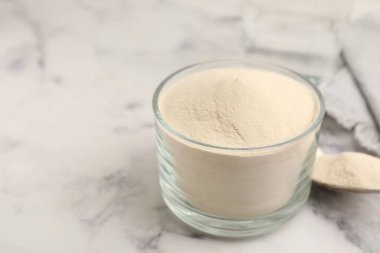 Açık mermer masanın üzerinde cam jelatin tozu, yakın plan. Metin için boşluk