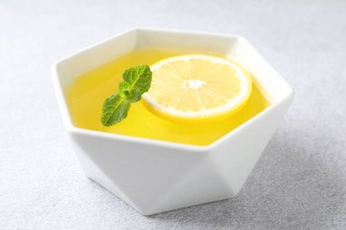 Limonlu ve nane aromalı lezzetli jöle, yakın plan.