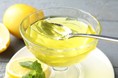 Gri ahşap masada naneli limon reçeli, yakın plan.