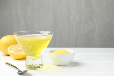 Beyaz ahşap masada lezzetli limon jölesi. Metin için boşluk