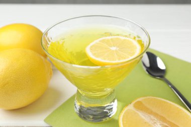 Beyaz ahşap masada lezzetli limon jölesi, yakın plan.