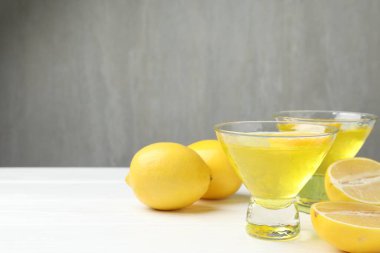 Beyaz ahşap masada lezzetli limon jölesi. Metin için boşluk
