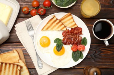 Tahta masada servis edilen omlet ve pastırmayla nefis bir kahvaltı.