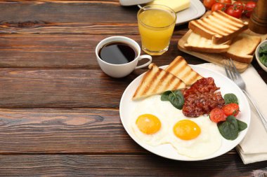 Ahşap masada servis edilen omlet ve pastırmayla nefis bir kahvaltı. Metin için boşluk