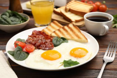 Yağda yumurta ve pastırma ile nefis bir kahvaltı, ahşap masada servis edilir, yakın plan.