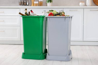 Mutfaktaki çöp bidonlarında. Atık sıralama