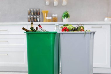 Mutfaktaki çöp bidonlarında çöp, yakın plan. Atık sıralama