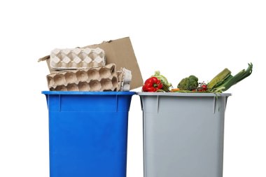 Çöp tenekeleri beyaz arka planda, yakın plan. Atık sıralama