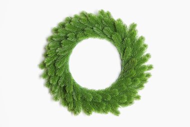 Beyaz duvarda güzel bir Noel çelengi