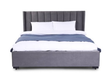 Beyaz çarşaflı büyük bir yatak.