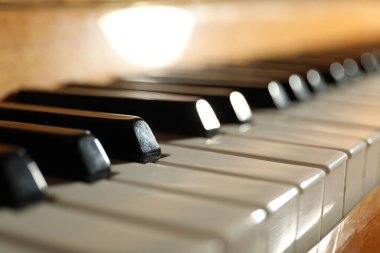 Piyano tuşlarının yakın görüntüsü. Müzik aleti