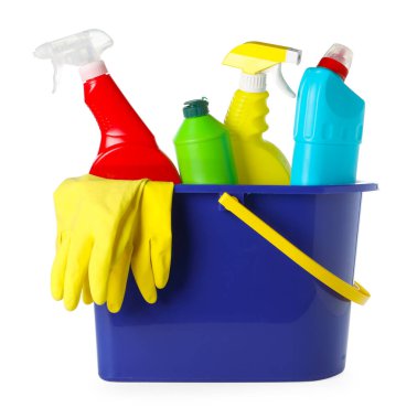 Farklı tuvalet temizleyicileri ve beyaza izole edilmiş lastik eldivenli kova.